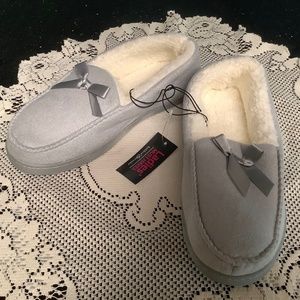 New with tags Ladies Small (6-7) house slippers, gray with Sherpa type lining